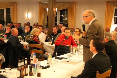 Bild vergrößern: Bürgermeister Gerd Muhle spricht auf der Einwohnerversammlung In Dümmerlohausen