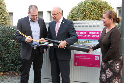 Bild vergrößern: Bürgermeister Gerd Muhle (Mitte) informiert sich bei den Mitarbeitern der Telekom, Volker Schobelt (links) und Nicole Schweitzer (rechts) über die Arbeiten zum schnellen Internet in Damme