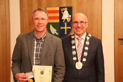 Bild vergrößern: Wolfgang Knabe (links) wurde als Ausnahmesportler von Bürgermeister Gerd Muhle ausgezeichnet