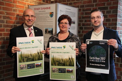 Bild vergrößern: Bürgermeister Gerd Muhle (links), Birgit Herzog Mitte) und Klimaschutzmanager Roman Fehler werben für die Umweltwoche, den Klimaschutz und die Earth Hour