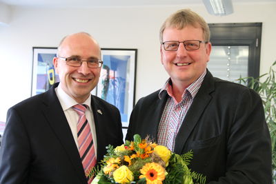 Bild vergrößern: Bürgermeister Gerd Muhle (links) gratuliert Bernard kl. Hackmann zum Dienstjubläum