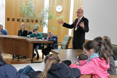 Bild vergrößern: Bürgermeister Gerd Muhle beantwortet die Fragen der Kinder