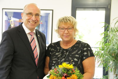 Bild vergrößern: Bürgermeister Gerd Muhle gratuliert Anette Thörner zum Dienstjubiläum