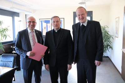 Bild vergrößern: Bürgermeister Gerd Muhle begrüßte Weihbischof Wilfried Theising (Mitte) und Pastor Heiner Zumdohme im Rathaus