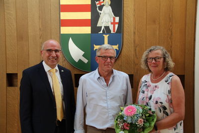 Bild vergrößern: Bürgermeister Gerd Muhle (links) verabschiedet Matthias Witte (Mitte). Ehefrau Annette Witte nahm an der Feierstunde teil
