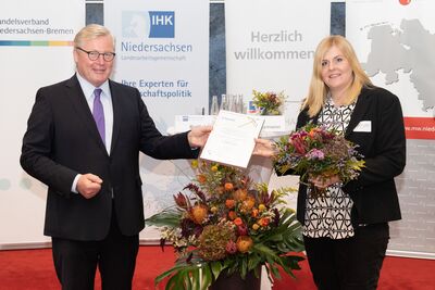 Bild vergrößern: Wirtschaftsminister Dr. Bernd Althusmann übergibt den Preis an City-Managerin Eva Maria Deutschländer