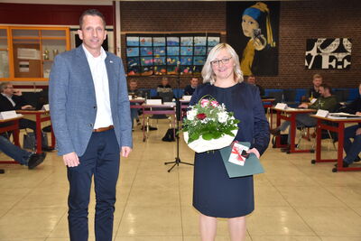 Bild vergrößern: Bürgermeister Mike Otte ehrte Natalie Schwarz für ihre ehrenamtliche Tätigkeit in Ratsgremien