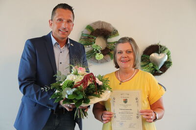 Bild vergrößern: Bürgermeister Mike Otte gratuliert Wiltrud Zumwalde zum 40. Dienstjubiläum