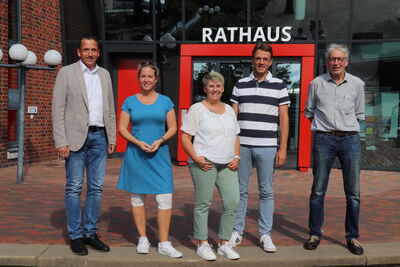 Bild vergrößern: Bürgermeister Mike Otte mit Conny Runge, Landtagskandidatin Sandra Weigand, Florian Thamann und Günther Voskamp