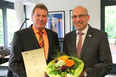 Bild vergrößern: Bürgermeister Gerd Muhle (rechts) gratuliert Andreas Herzog zur Ernennung zum Standesbeamten.