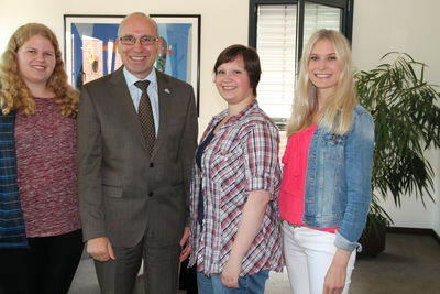 Bild vergrößern: Bürgermeister Gerd Muhle begrüßt die neuen Auszubildenden Anna Hüdepohl (links) Anna Lindek und  Gina Nieberding (rechts)