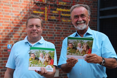Bild vergrößern: Gerd Braß (links) und Helmut Wolf vom Familienbüro der Stadt Damme präsentieren den neuen Familienwegweiser