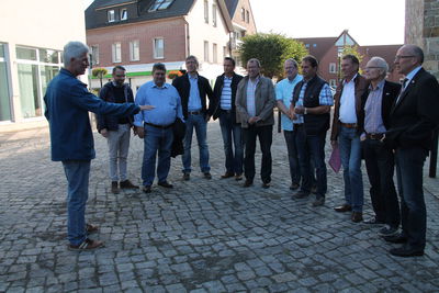 Bild vergrößern: Straßenbereisung mit den Mitgliedern des Grundstücks- und Straßenbauausschusses sowie mit Bürgermeister Gerd Muhle und Mitarbeitern der Stadtverwaltung