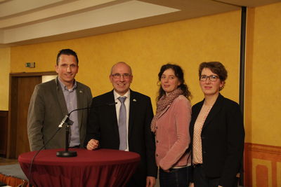 Bild vergrößern: (v.l.): Mike Otte (Fachbereichsleiter), Bürgermeister Gerd Muhle, Dörthe Meyer (NLG) und Susanne Janzen (NLG)