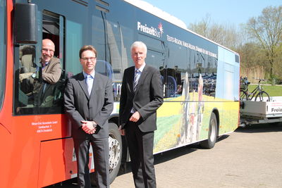 Bild vergrößern: Bürgermeister Gerd Muhle (links), Weser-Ems-Bus-Niederlassungsleiter Jörg Schneider (Mitte) und Samtgemeindebürgermeister Rüdiger Scheibe am FreizeitBus