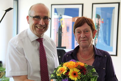 Bild vergrößern: Bürgermeister Gerd Muhle verabschiedet Angelika Hoppe in den Ruhestand