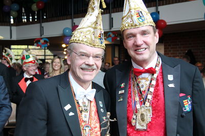 Bild vergrößern: Der neue Ehrennarr Wolfgang Friemerding (links) und Benno Goda, Präsident der Dammer Carnevalsgesellschaft von 1614 e.V.