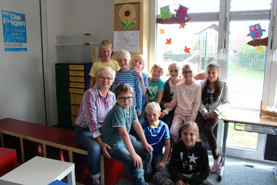 Bild vergrößern: Gertrud Osterhus (vorne links) ist Plattdeutschbeauftragte der Stadt Damme und unterrichtet ehrenamtlich Kindergarten- und Grundschulkinder in der plattdeutschen Sprache