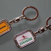 Bild vergrößern: Schlüsselanhänger Ortsschild: aus Metall, 29 mm x 19 mm, Seite 1 mit gelbem Ortsschild Damme, Seite 2 mit Logo 