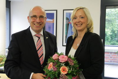 Bild vergrößern: Bürgermeister Gerd Muhle gratuliert Anja Haskamp zum Dienstjubiläum