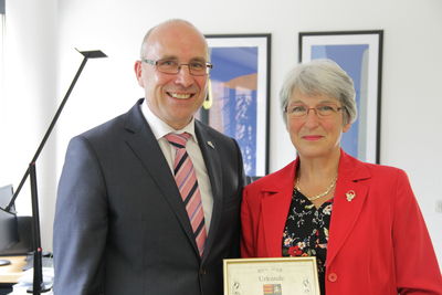 Bild vergrößern: Elke Berndt (rechts) bekam in einer Feierstunde die Ehrenamtsmedaille in Gold von Bürgermeister Gerd Muhle überreicht