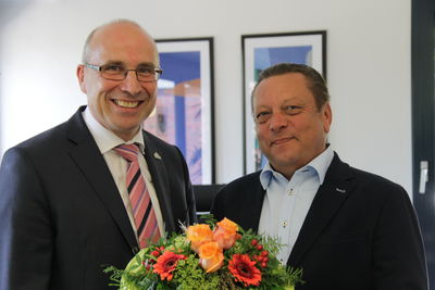 Bild vergrößern: Bürgermeister Gerd Muhle (links) gratuliert Gerd-Dieter Braß