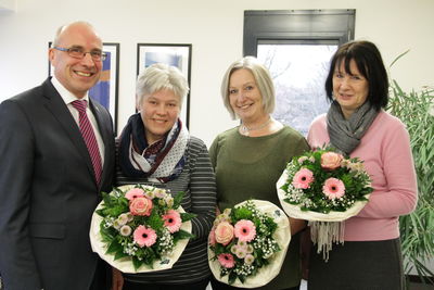 Bild vergrößern: Bürgermeister Gerd Muhle gratuliert den Mitarbeiterinnen Angelika Schiltmeyer, Annette Stuke und Michaela Gornicki