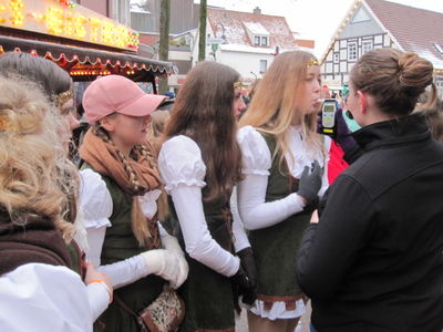 Bild vergrößern: Christina Wiser (rechts) vom Jugendtreff testet drei junge Carnevalistinnen