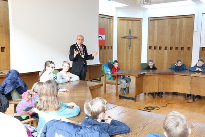 Bild vergrößern: Kinder der Grundschule Rüschendorf wurden von Bürgermeister Gerd Muhle im Rathaus empfangen.