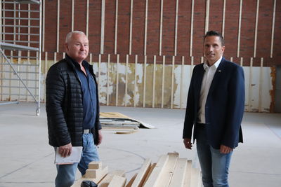 Bild vergrößern: Dieter Prues (links) vom Bauamt der Stadt Damme und Mike Otte, Leiter des Fachbereichs Bürger und Soziales