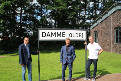 Bild vergrößern: Mike Otte (links) Jürgen Kurzer (Mitte) und Ludger Migowski organisieren die Städtepartnerschaftsfahrt nach Damme/Belgien