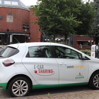 Bild vergrößern: Das E-Car-vor dem Rathaus