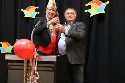 Bild vergrößern: Carnevalspräsident Benno (links) ernennt Bernhard Wehming zum Ehrennarren