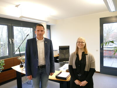 Bild vergrößern: Bürgermeister Mike Otte begrüßt die neue Mitarbeiterin Luka Rüschendorf
