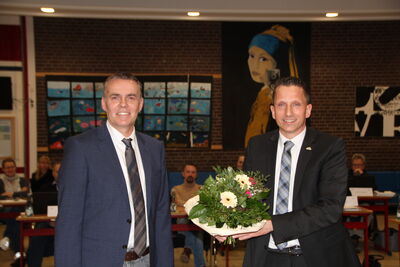 Bild vergrößern: Bürgermeister Mike Otte (rechts) gratuliert Christoph Bornhorst zur neuen Stelle bei der Stadt Damme
