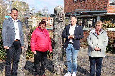 Bild vergrößern: Tiemo Wölken, Mitglied des Europaparlaments (dritter von links) zu Besuch bei Mike Otte