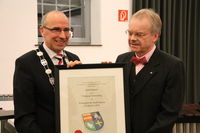 Bild vergrößern: Bürgermeister Gerd Muhle (links) überreicht Wolfgang Friemerding den Kulturpreis der Stadt Damme