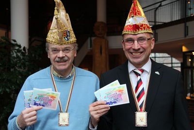 Bild vergrößern: Wolfgang Friemerding (Präsident der Carnevalsgesellschaft von 1614, links) und Bürgermeister Gerd Muhle