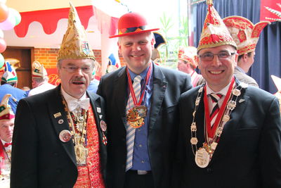 Bild vergrößern: Bürgermeister Gerd Muhle (rechts) mit dem Ehrengast Björn Thümler (Mitte) und Wolfgang Friemderding , Präsident der Carnevalsgesellschaft von 1614