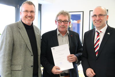 Bild vergrößern: Norbert Osterhues (Mitte) bekommt die Ernennungsurkunde von Bürgermeister Gerd Muhle(rechts )und Werner Fischer (links)