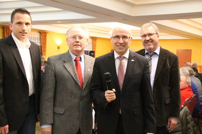 Bild vergrößern: (v.l.): Mike Otte, Franz-Josef Echtermann, Bürgermeister Gerd Muhle und Werner Fischer sprachen auf der Bürgerversammlung am 17.03.2015