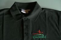 Bild vergrößern: Poloshirt schwarz oder dunkelblau:  50 % Baumwolle und 50 % Polyester, Marke: HAKRO, Logo aufgestickt, Preis: 18,90 €